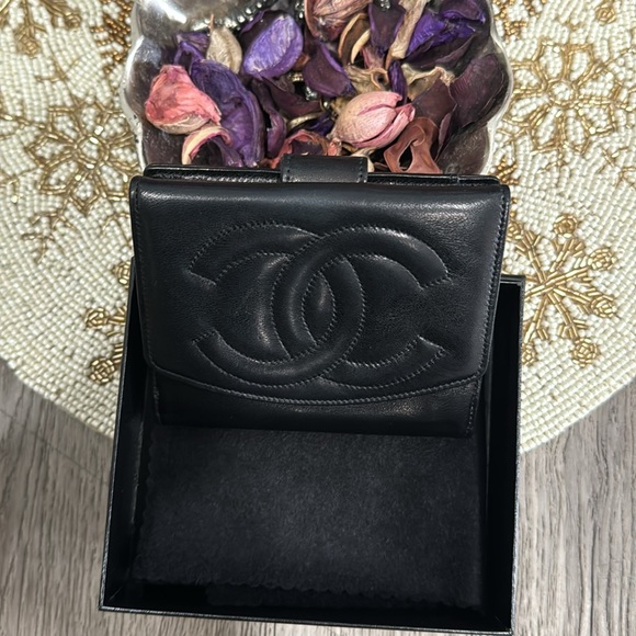 Chanel Bifold black wallet this is in good condition comes with OG Box and Tissu - Picture 2 of 15